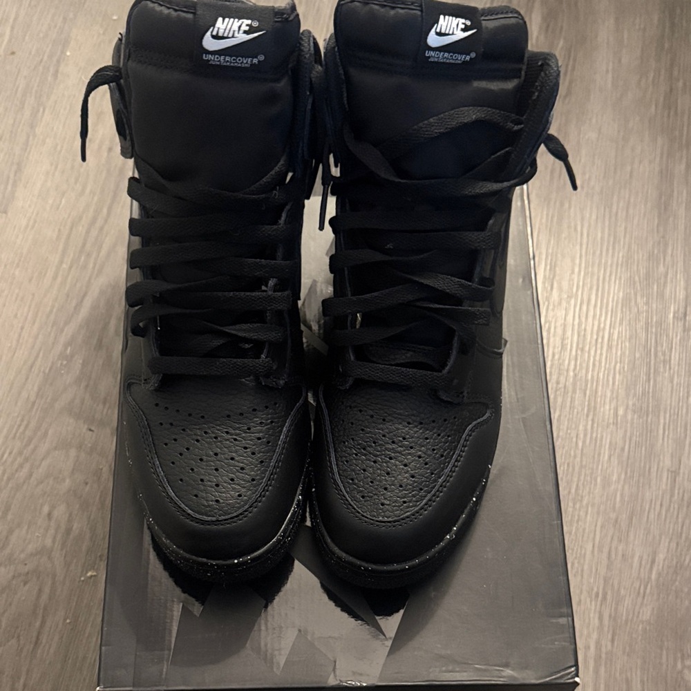 Dunk High 1985 x UNDERCOVER 
Black High-Top Sneakers